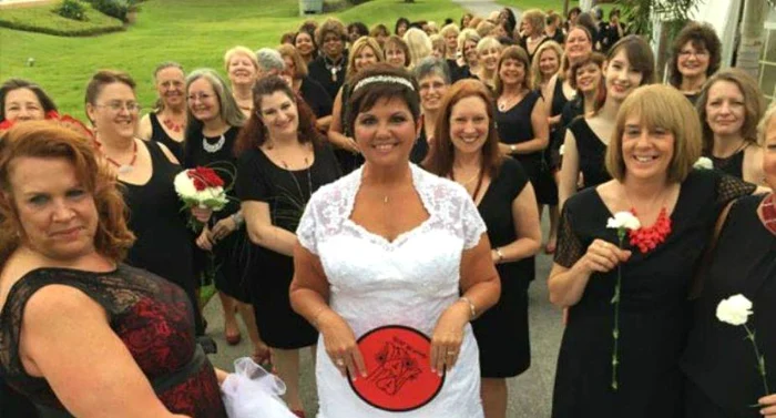 Tina Ackles alături de cele 168 de domnișoare de onoare ale ei. 2015