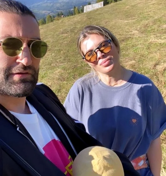 Smiley își ține fetița în portbebeFoto: Arhivă personală