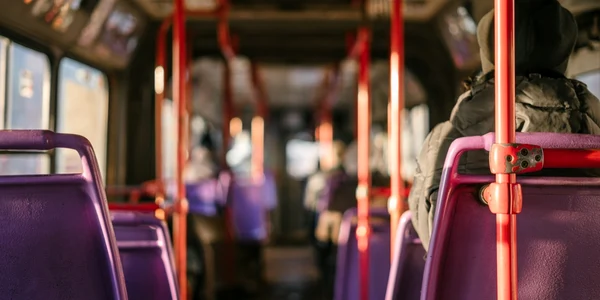 autobuz transport foto unsplash/ Ant Rozetsky