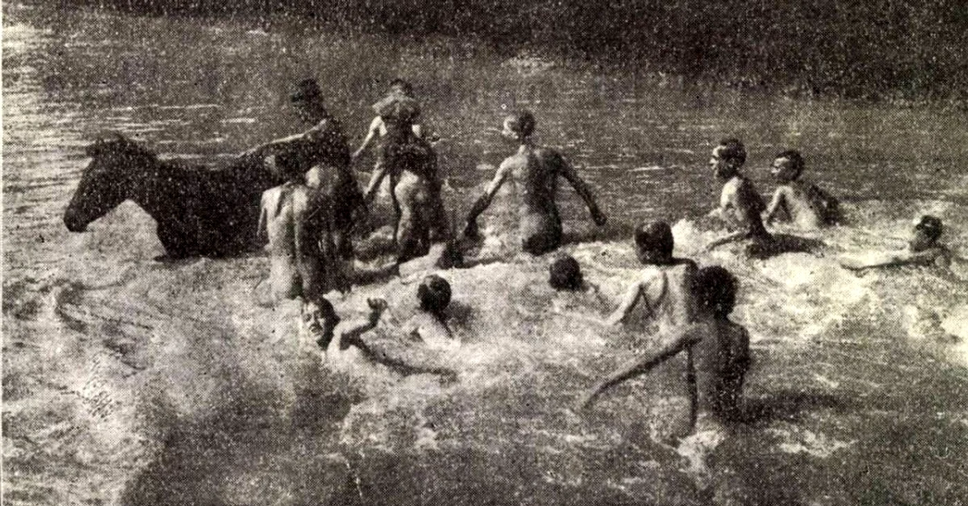 La scăldat în Dâmbovița. Sursa: Dimineața. 1925