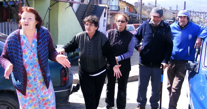 Locuitori ai cartierului Gura Văii, revoltaţi FOTO Corina Macavei