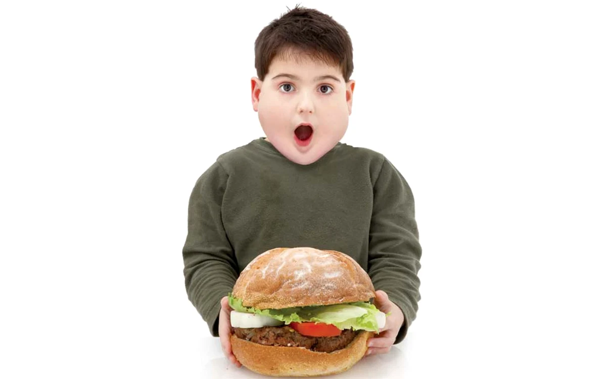 
    Fast-foodul, o mâncare periculoasă pentru cei mici  