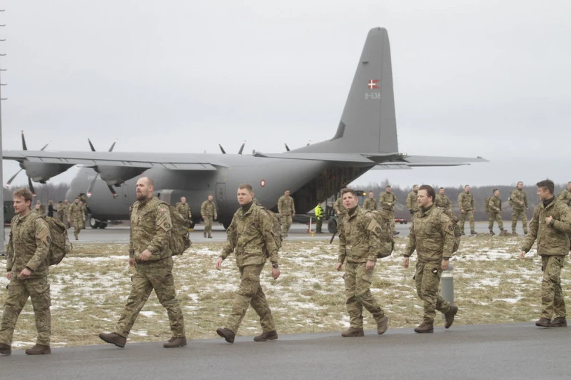 Militari danezi la baza aeriană Amari FOTO EPA-EFE