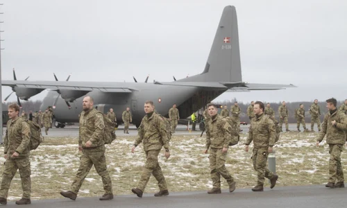Militari danezi la baza aeriana Amari FOTO EPA-EFE