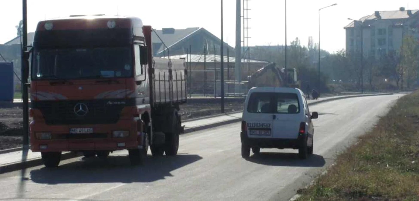 Strada Insulei e gata, motiv de bucurie pentru miile de şoferi care o tranzitau comparând-o cu un tronson off-road
