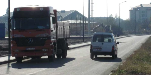 Strada Insulei e gata, motiv de bucurie pentru miile de şoferi care o tranzitau comparând-o cu un tronson off-road