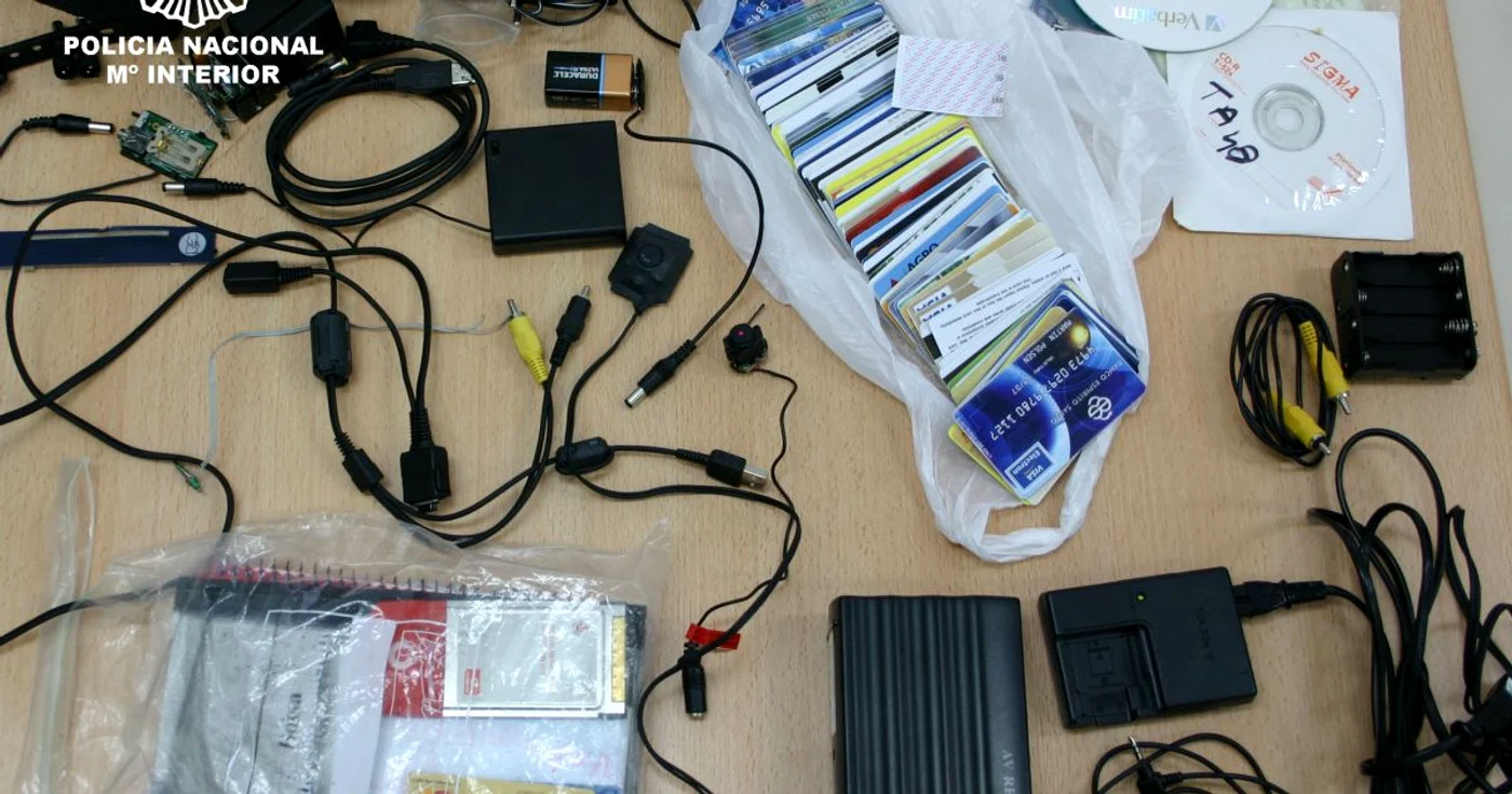 Câteva dintre obiectele găsite în laboratorul infractorilor. Foto: mir.es
