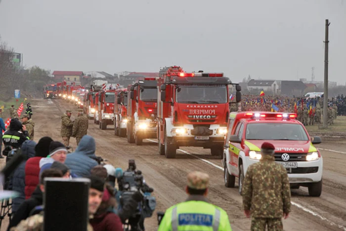 Pompierii aduc la paradă cele mai performante mașini