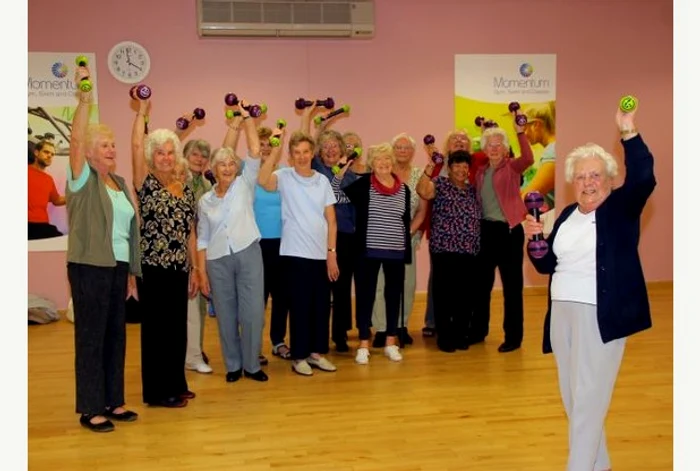 
    Cora Whitten şi o parte dintre elevii eifoto: staffordshirenewsletter.co.uk  