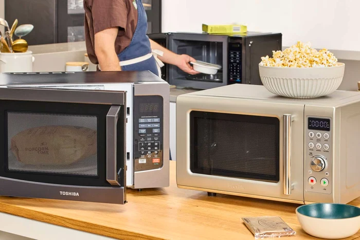 „Diferite cuptoare cu microunde pregătind floricele de porumb Sursă Serious Eats 