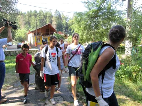 voluntari din Italia strâng gunoiul în Ocnele Mari