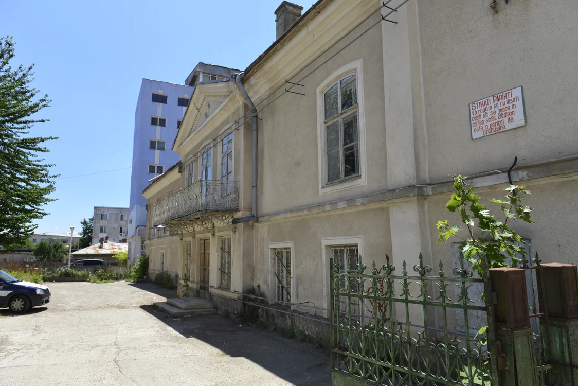 Un panou de pe Casa Celibidache avertizează că se poate prăbuşi FOTO Monumenteneamţ.ro
