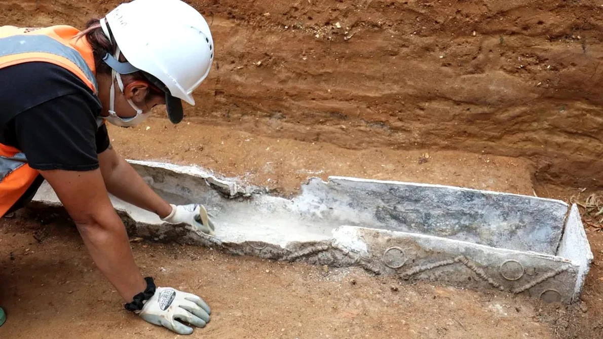 Un cercetător curăță sicriul de plumb din epoca romană descoperit în Colchester, Marea Britanie (© Colchester Archaeological Trust)