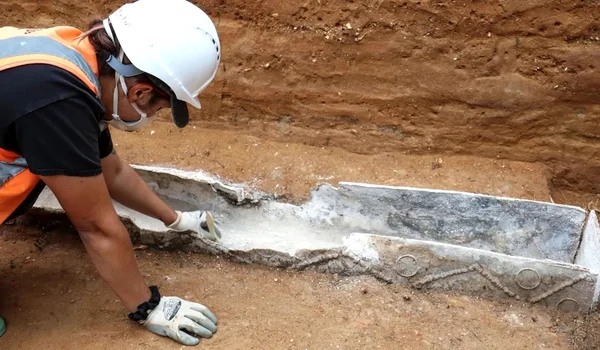 Un cercetător curăță sicriul de plumb din epoca romană descoperit în Colchester, Marea Britanie (© Colchester Archaeological Trust)
