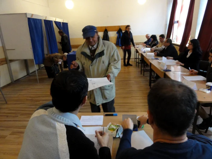 Slătinenii au ieşit la vot în număr mare (FOTO: Mugurel Manea)