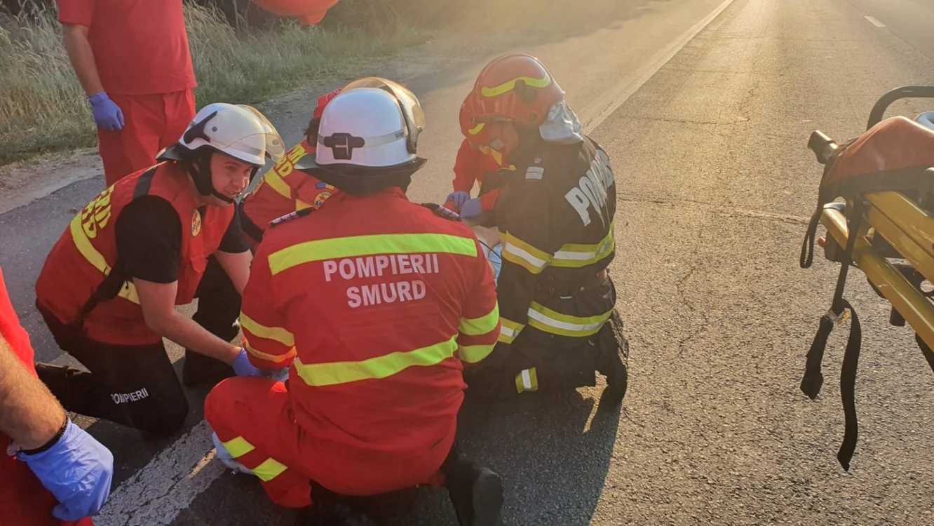 Pompieri acționând la un accident auto FOTO arhivă Adevărul