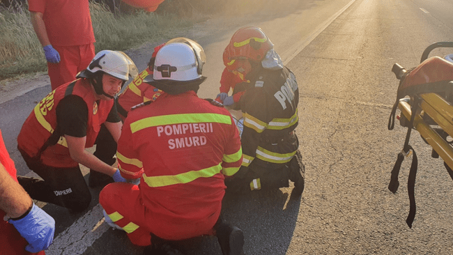 Accident grav pe DN 17, în Bistrița-Năsăud. Trei mașini implicate, un mort și patru răniți