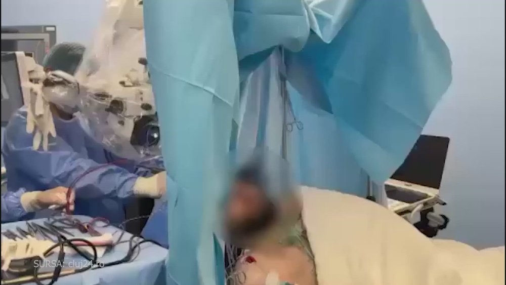 Imagini incredibile cu un bariton  de la Filarmonica din Cluj care cântă în timp ce este operat pe creier