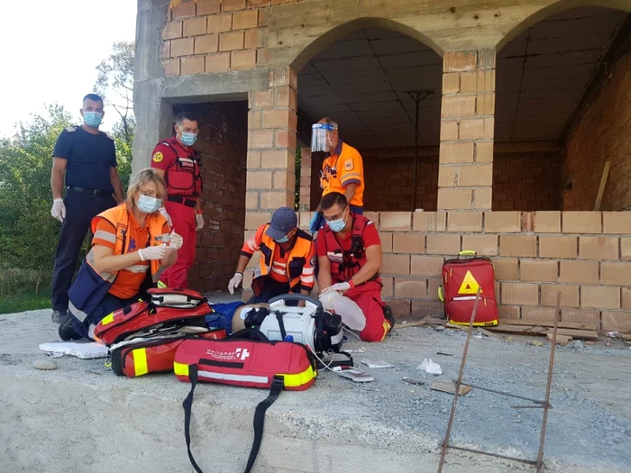 Şoferul unui camion din Vlădeşti - Vâlcea a făcut infarct după ce vehiculul a luat foc Foto ISU Vâlcea