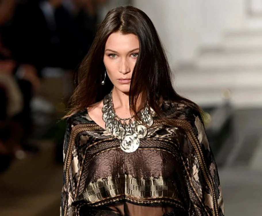 
    Bella Hadid a luat o căzătură serioasă pe scenă la o prezentare de modăFoto Getty  