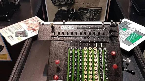 Revolutia tehnologica expozitie jpeg