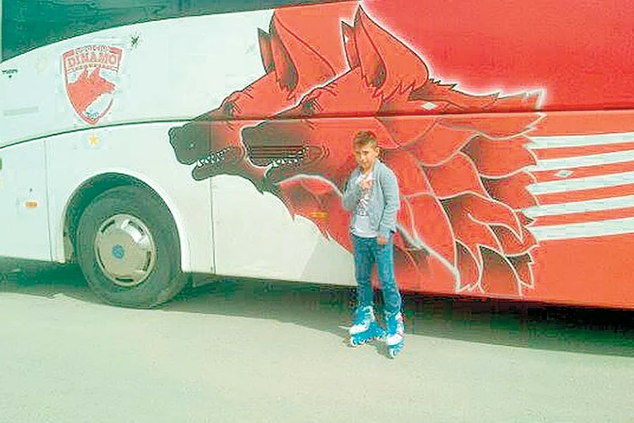 
    Roberto Neagu  s-a fotografiat lângă  autocarul ehipei pentru  care speră să joace în viitor  