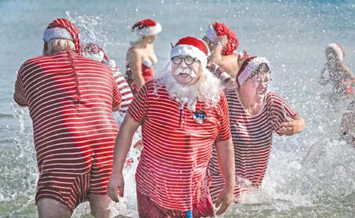 Unii Moşi au lepădat straiele şi au făcut plajă