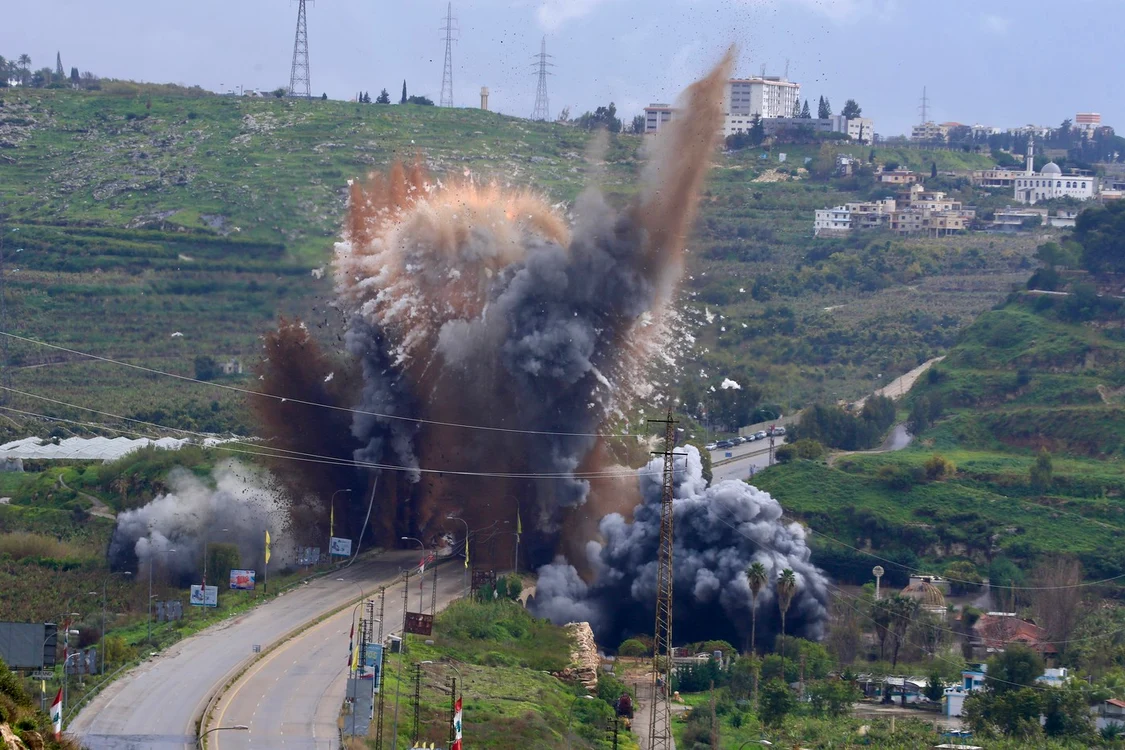 Explozie în timpul unui atac israelian asupra unui pod din sudul Libanului FOTO Profimedia