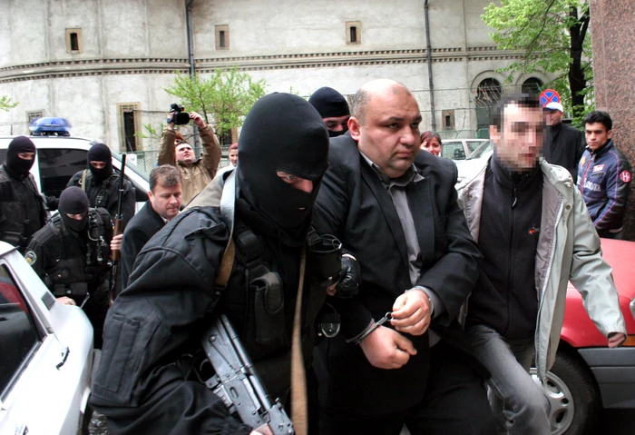 Ștefan Dinu, cunoscut drept Fane Căpățână, reținut de polițiști în 2005 Foto Mediafax (arhivă)