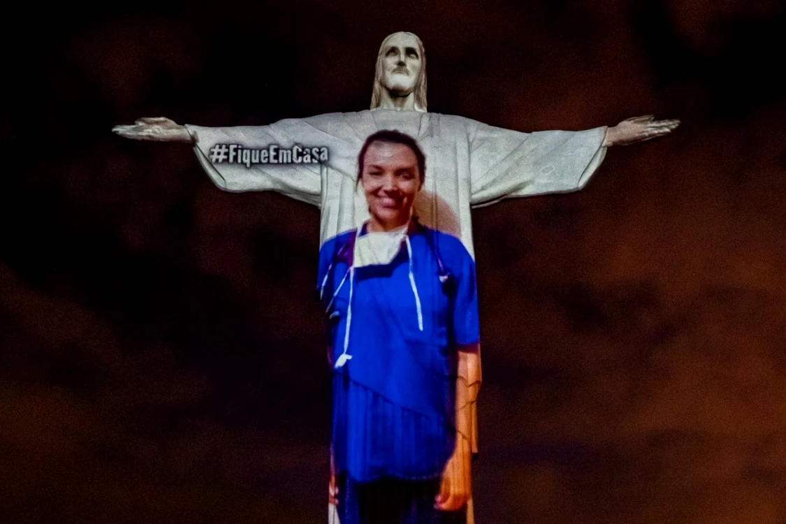Sloganul Staţi acasă a fost proiectat pe statuia lui Iisus din Rio de Janeiro FOTO Guliver Getty Images