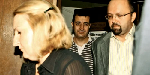 Remus Baciu (dreapta) a fost adus încătuşat la instanţa supremă