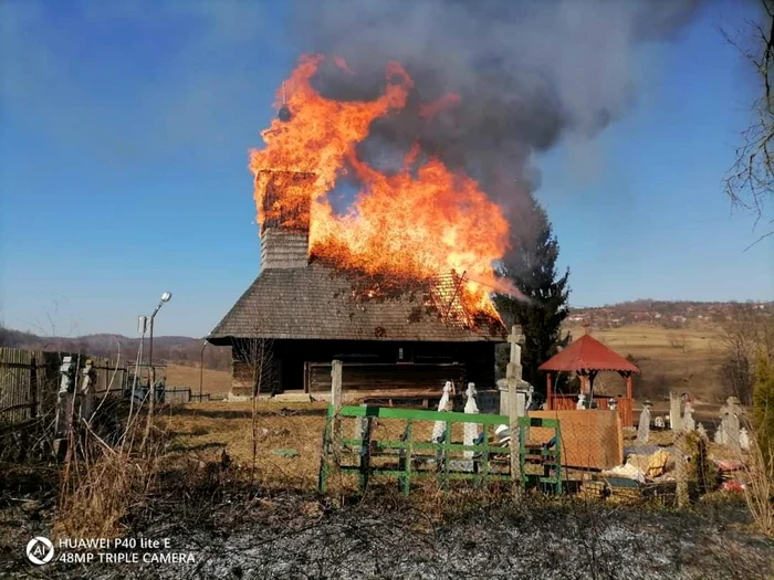 Biserica de lemn de la Vidra a ars complet FOTO Asociaţia Vernacular