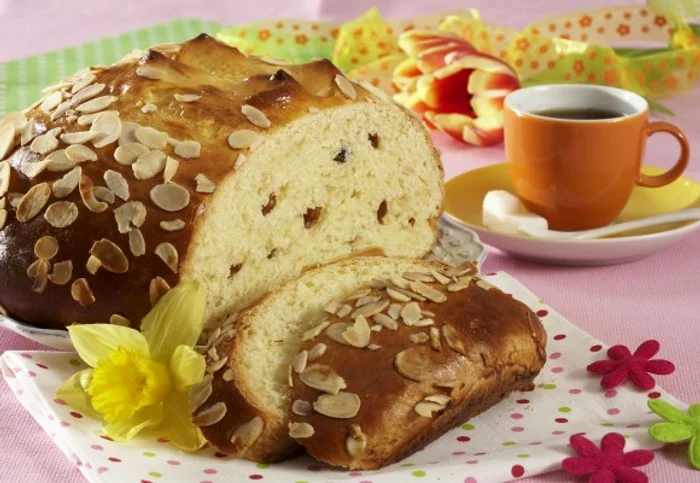 
    Un cozonac rapid, pufos și extrem de aromat.clickpoftabuna.ro  