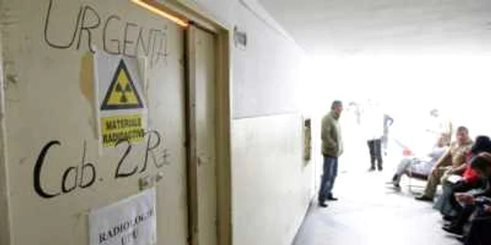 Pacienţii de la Spitalul Judeţean aşteaptă să facă radiografii la singurul aparat care funcţionează. 