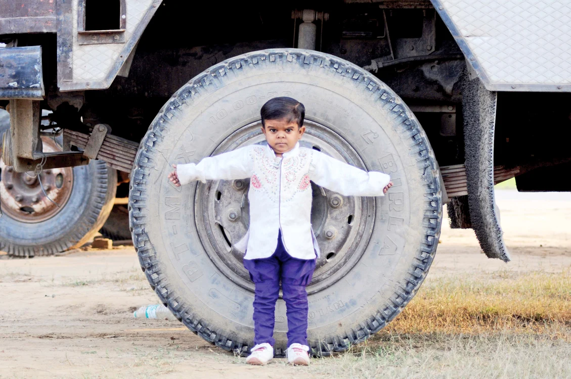 
    Raman, de 15 ani, este mai mic decât roata camionului   