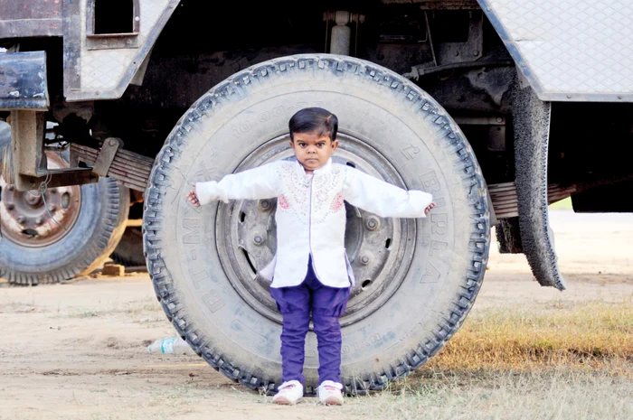 
    Raman, de 15 ani, este mai mic decât roata camionului   