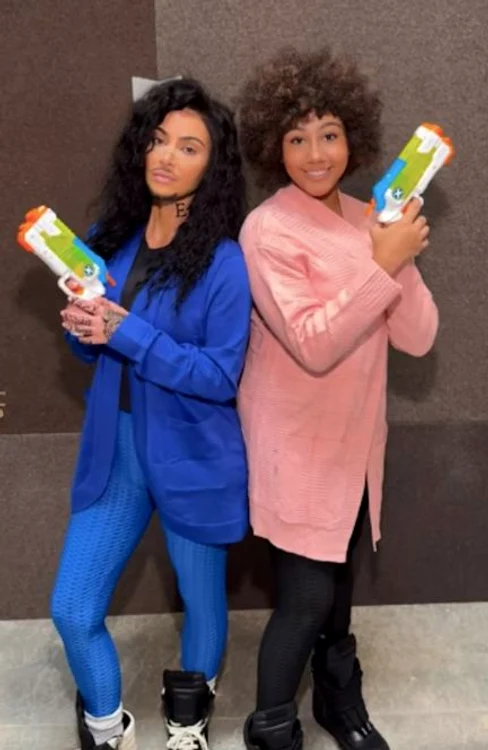 Kim Kardashian și  North West s-au costumat în starurile TikTok Jay Guapo și Pink Cardigan