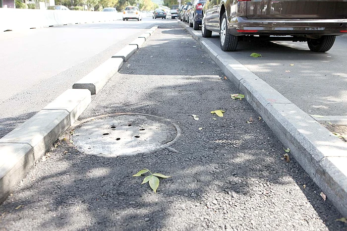 Bicicliştii merg pe lângă pistă din cauza denivelărilor şi a gurilor de canal de pe traseu