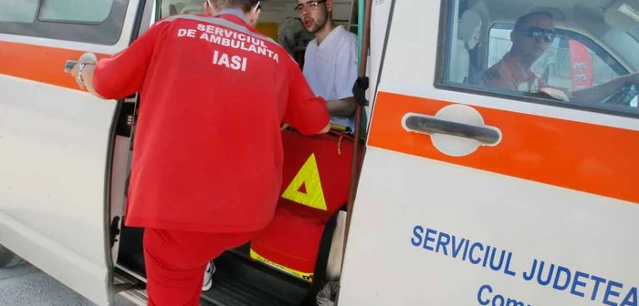 Fiul lui Busu, înainte de a fi dus la spital cu ambulanţa Foto: Dan Luca