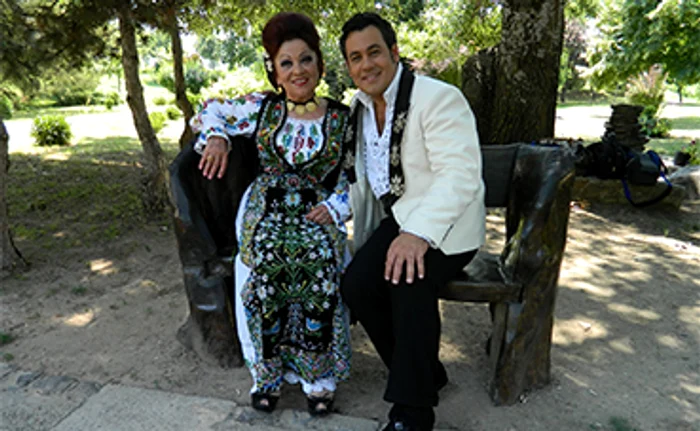 
    Stabilită de 15 ani în America, solista se topește de dorul locurilor natale. Ionuț este nerăbdător să-și îmbrățișeze măicuța  