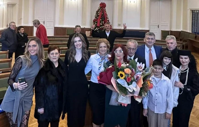 Cristian și Mariana Gațu, la cununia civilă, alături de prieteni, la Oradea