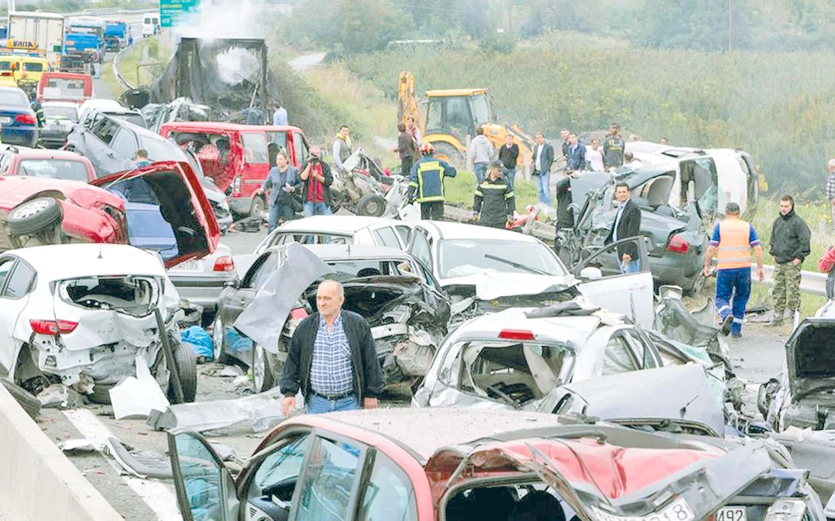 
    Autostrada arăta ca  după război duminică:  cât vedeai cu ochii,  grămezi de fiare  contorsionateFoto: Kathimerini.gr / tovima.gr  