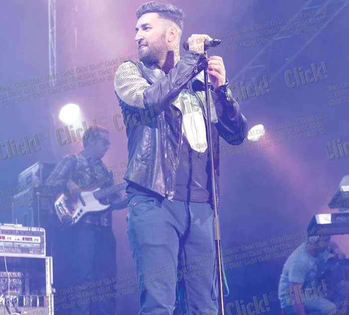 
    Smiley şi-a expus noua freză, solistul fiind aproape complet ras deasupra urechilor  