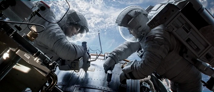 Actorii Sandra Bulock şi Goerge Clooney în „Gravity“, filmul cu cele mai multe nominalizări la premiile BAFTA