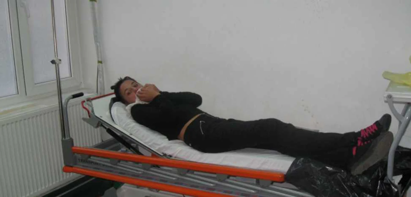 Pacienta de 12 ani va mai sta în spital pentru a fi supravegheată de medici