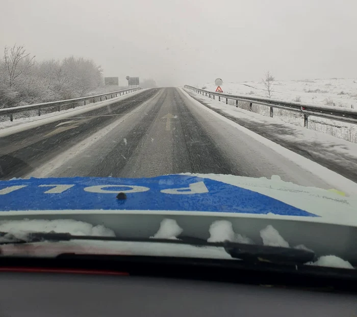Pe unele șosele se circulă în condiții de iarnă