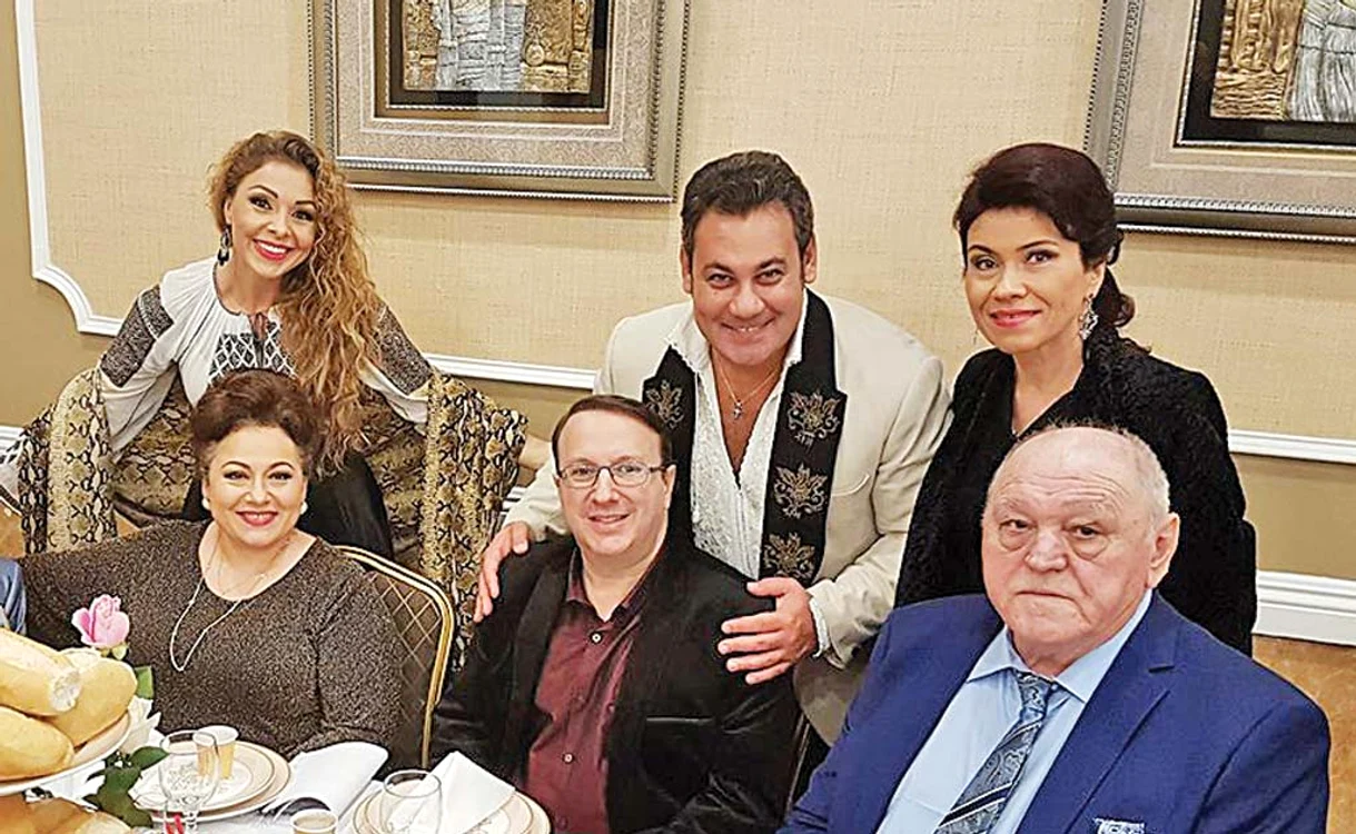 Soţul Mariei Ciobanu alături de cei trei copii ai ei, Leontina, Camelia şi Ionuţ