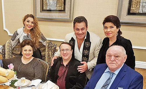 Soţul Mariei Ciobanu alături de cei trei copii ai ei, Leontina, Camelia şi Ionuţ jpeg