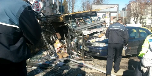 Chioşcul de ziare a fost complet distrus