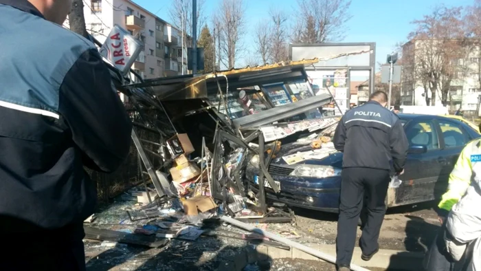 Chioşcul de ziare a fost complet distrus. FOTOBraşovul Tău.